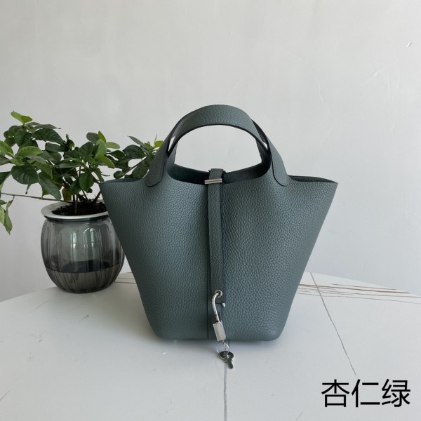「#4471」 Hermes Almond Green Silver Buckle 18cm Picotin Lock 18cm
