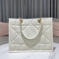 「#2261」 dior M8721OZVJ-M45U Milky white 36.5 x 28 x 17.5cm