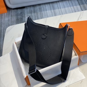 「#4096」 Hermès Black French Evelyne 29cm