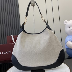 「#3859」GUCCI Body 815924 49x 46x 4