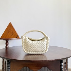 「#11012」BOTTEGA VENETA padded intreccio 805739  23*11*8