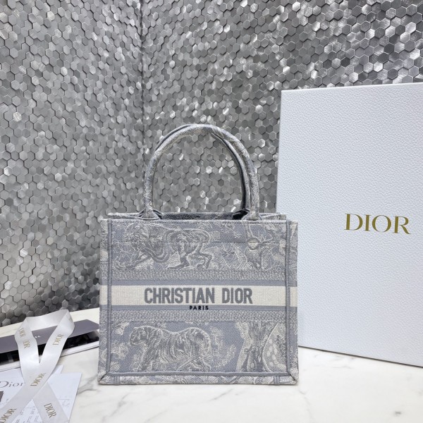 「#2211」 dior 8002 26.5 x 21 x 14cm 「#2211」 dior 8002 26.5 x 21 x 14cm